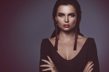 Uzun kırmızı küpeler güzel bir makyaj ile çarpıcı kadın görüntüsünü tonda