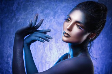 Yaratıcı bir makyaj ve vücut sanatı ile güzel bir kadın portresi