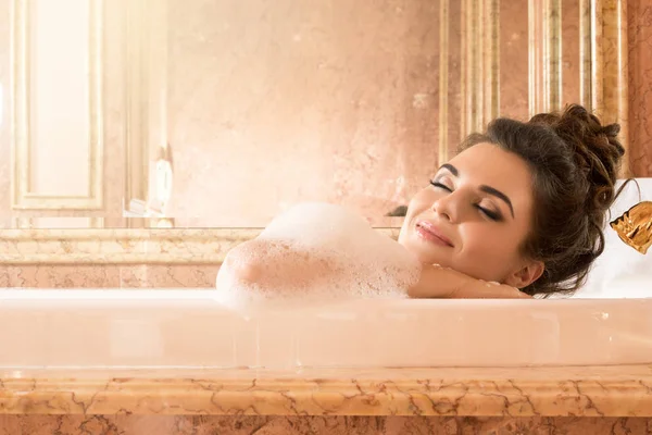 Hermosa Mujer Joven Tomando Baño Con Espuma Apartamentos Lujo — Foto de Stock