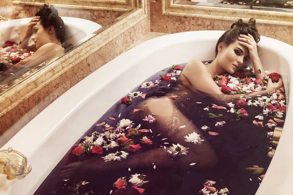 Hermosa Mujer Baño Con Flores Concepto Rejuvenecimiento Relajación —  Fotos de Stock