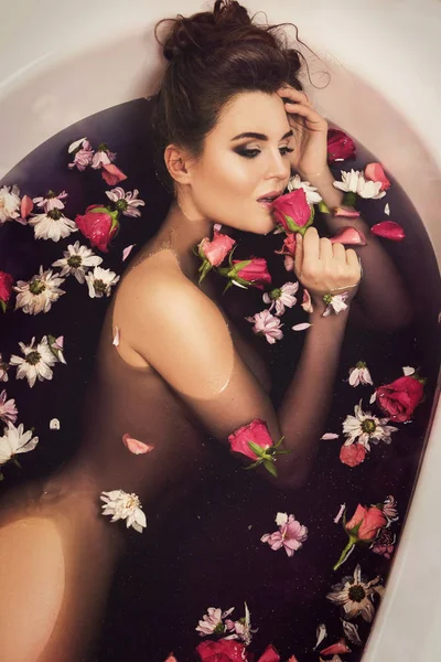 Mulher Bonita Banho Com Flores Conceito Rejuvenescimento Relaxamento — Fotografia de Stock