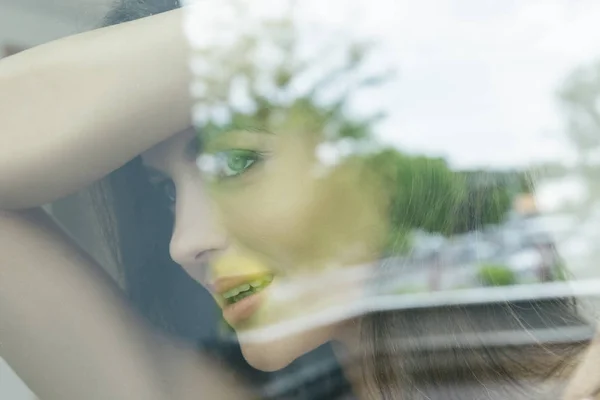 Porträtt Vacker Kvinna Fångas Genom Fönsterglas — Stockfoto