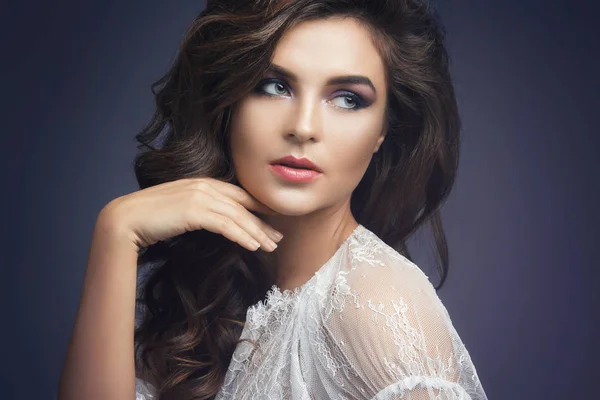 Retrato Jovem Mulher Vestido Branco Com Bela Maquiagem Penteado — Fotografia de Stock