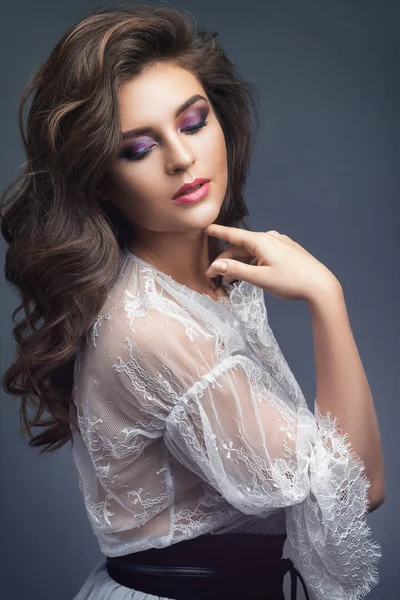 Retrato Jovem Mulher Vestido Branco Com Bela Maquiagem Penteado — Fotografia de Stock