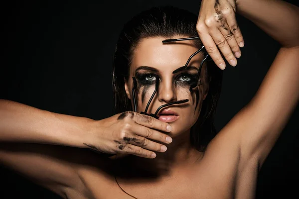 Hermosa Mujer Con Manchas Maquillaje Cara Rotos Cepillos Rímel —  Fotos de Stock