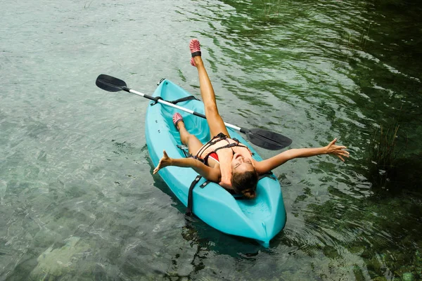 Счастливая Женщина Отдыхает Лежа Каяке — стоковое фото