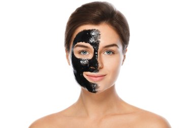 Yüzünde siyah bir arındırıcı maske ile güzel bir kadın. Beyaz arka plan üzerinde izole