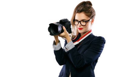 Kadın fotoğrafçı ile beyaz arka plan üzerinde izole bir Dslr fotoğraf makinesi