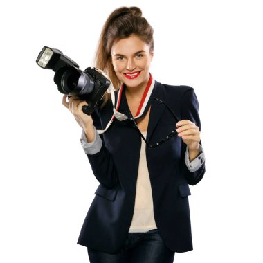 Kadın fotoğrafçı ile beyaz arka plan üzerinde izole bir Dslr fotoğraf makinesi