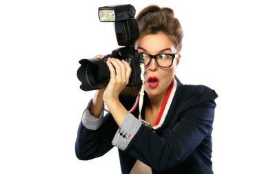 Kadın fotoğrafçı ile beyaz arka plan üzerinde izole bir Dslr fotoğraf makinesi