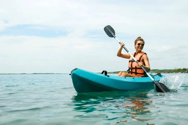 Joyeux Jeune Femme Belle Kayak Sur Lac — Photo