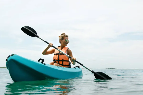 Szczęśliwa Młoda Kobieta Piękne Spływy Kajakowe Jeziorze — Zdjęcie stockowe