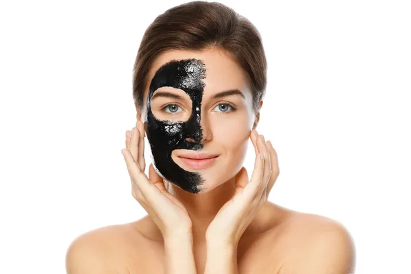 Mooie Vrouw Met Een Zuiverende Zwart Masker Haar Gezicht Geïsoleerd — Stockfoto