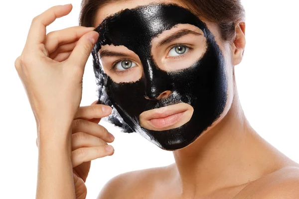 Mooie Vrouw Zuiverend Masker Verwijderen Uit Haar Gezicht Witte Achtergrond — Stockfoto