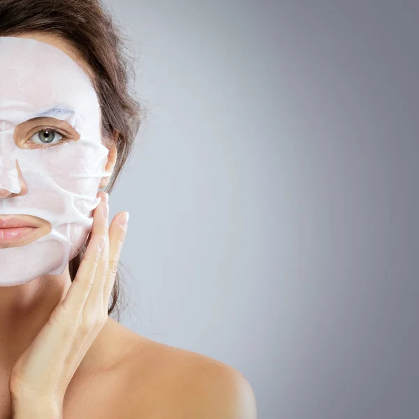 Cuidados Faciais Tratamentos Beleza Mulher Com Pano Máscara Hidratante Seu — Fotografia de Stock