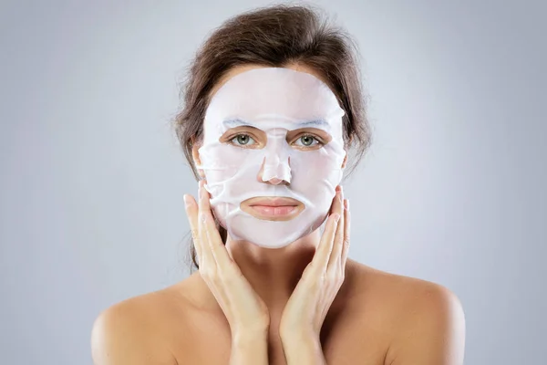 Tratamientos Belleza Cuidado Facial Mujer Con Una Máscara Hidratante Tela — Foto de Stock