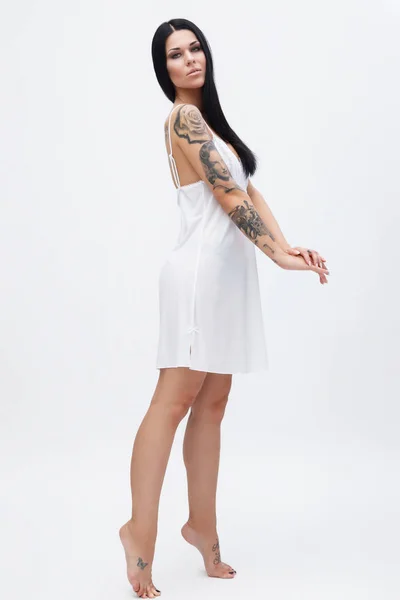 Vrouw Met Tatoeages Dragen Mooi Nachthemd — Stockfoto
