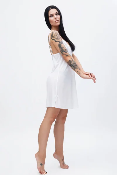 Femme Avec Des Tatouages Portant Une Belle Chemise Nuit — Photo