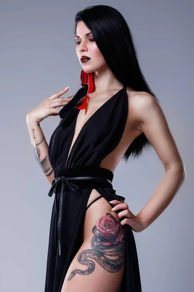 Retrato Mulher Com Tatuagens Vestindo Vestido Preto — Fotografia de Stock