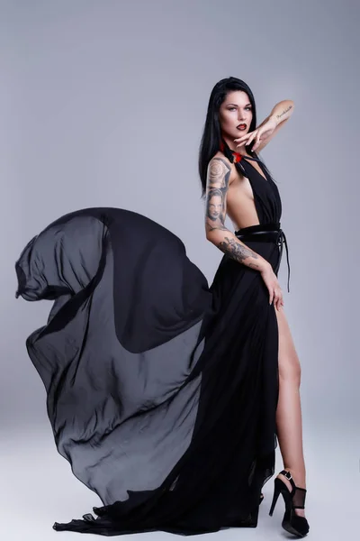 Retrato Mujer Con Tatuajes Con Vestido Negro — Foto de Stock