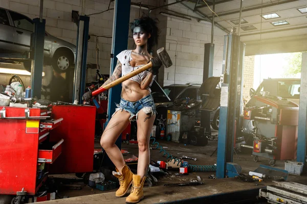 Mulher Mecânica Garagem Com Maquiagem Artística Seu Rosto Estilizado Como — Fotografia de Stock