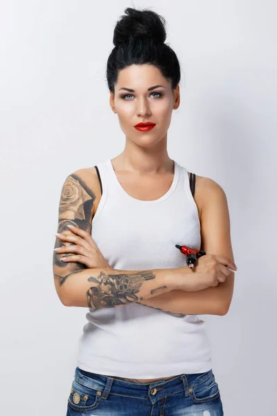 Jovem Tatuadora Com Uma Máquina Tatuagem Mão Sobre Fundo Branco — Fotografia de Stock