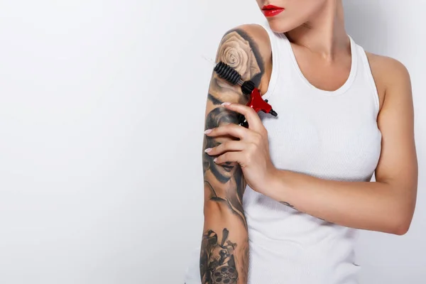 Ung Kvinna Tattooist Med Tatuering Maskin Handen Vit Bakgrund — Stockfoto