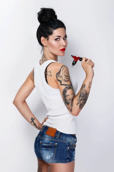 Jonge Vrouw Tatoeëerder Met Een Tattoo Machine Haar Hand Witte — Stockfoto