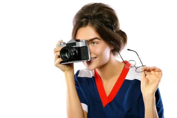 Νεαρή Γυναίκα Στυλ Vintage Κρατώντας Ρετρό Φωτογραφική Μηχανή Στα Χέρια — Φωτογραφία Αρχείου