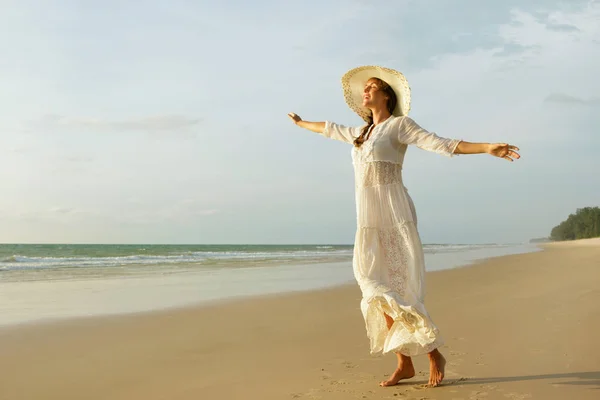 Glückliche Junge Frau Schönem Weißen Kleid Strand Bei Sonnenuntergang — Stockfoto