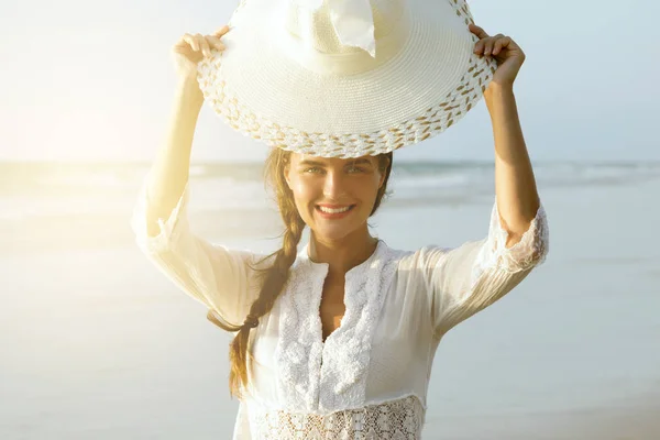 Portret Piękną Młodą Kobietę Szerokim Rondem Kapelusza Plaży Zachodzie Słońca — Zdjęcie stockowe
