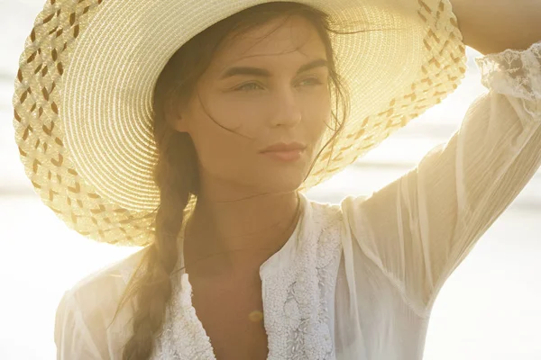 Portret Piękną Młodą Kobietę Szerokim Rondem Kapelusza Plaży Zachodzie Słońca — Zdjęcie stockowe
