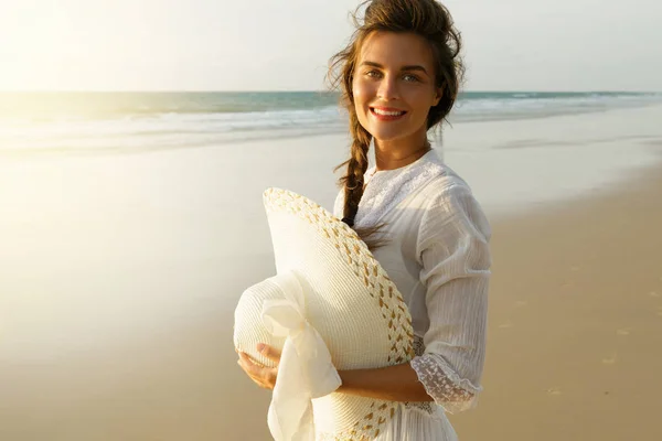 Retrato Bela Jovem Com Chapéu Abas Largas Praia Pôr Sol — Fotografia de Stock