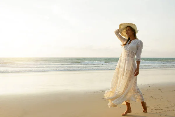 Ευτυχισμένη Γυναίκα Φοράει Όμορφο Λευκό Φόρεμα Περπάτημα Στην Παραλία Κατά — Φωτογραφία Αρχείου