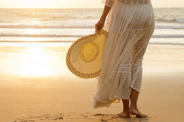 Woman Wearing Beautiful White Dress Hat Beach Sunset Time — Stock Photo, Image