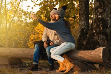 Sonbahar parkta bankta oturan genç mutlu çift