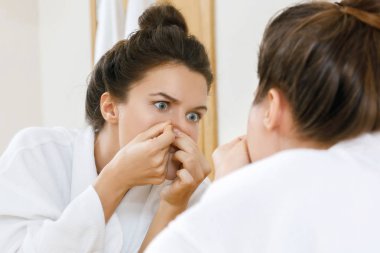 Kadın sıkmak sivilce banyoda 