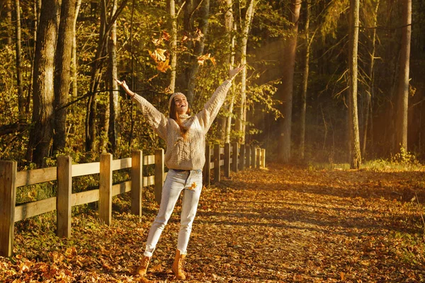 Молодая Женщина Тёплом Свитере Шерстяной Шляпе Парке Солнечный Осенний День — стоковое фото