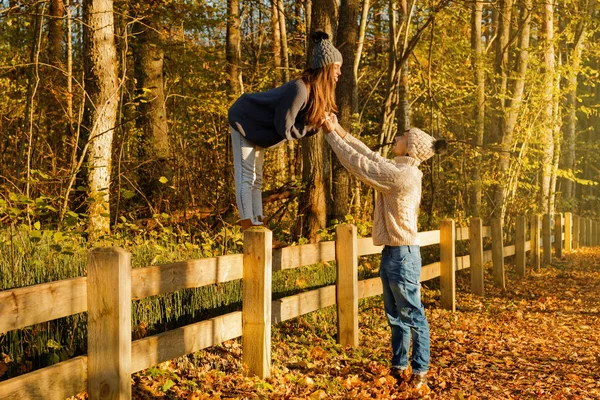 阳光明媚的秋天 年轻夫妇在公园里穿着暖和的毛衣和羊毛帽子 — 图库照片