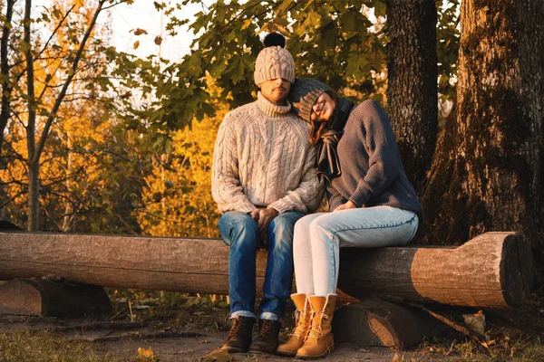 Młoda Para Szczęśliwy Siedząc Ławce Parku Jesień — Zdjęcie stockowe