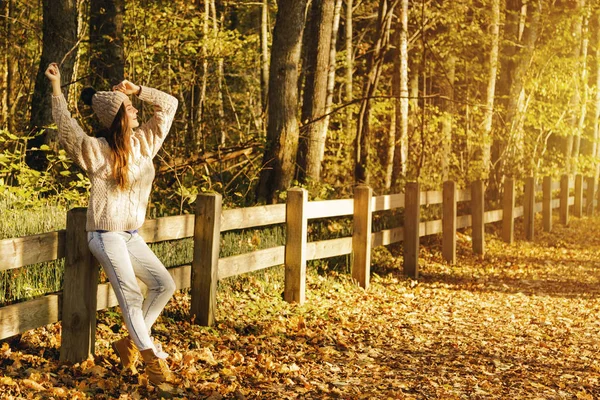 Jovem Mulher Vestindo Suéter Quente Chapéu Parque Dia Ensolarado Outono — Fotografia de Stock
