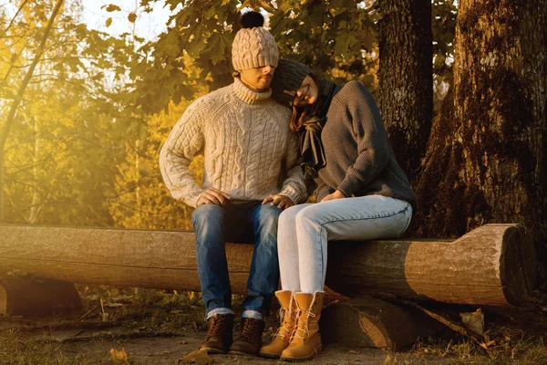 Młoda Para Szczęśliwy Siedząc Ławce Parku Jesień — Zdjęcie stockowe