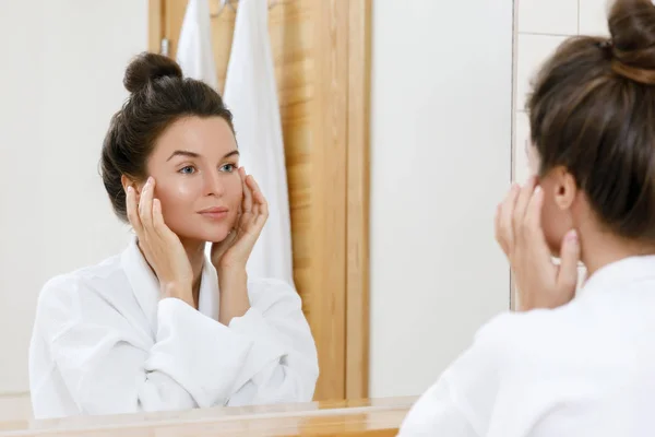 Young Woman Looking Mirror Morning — Stock Photo, Image