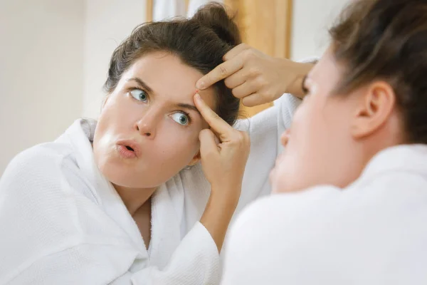 Vrouw Squeeze Puistjes Badkamer — Stockfoto