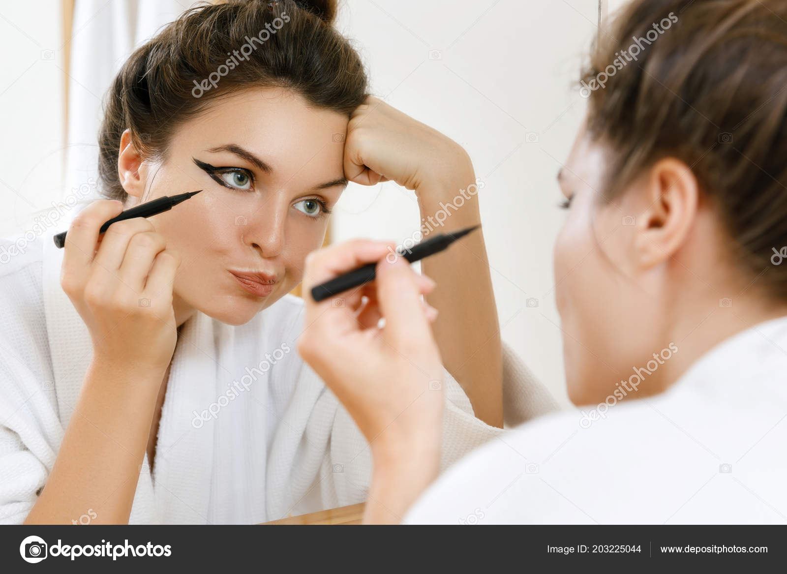 Стилист визажист. Идеальный макияж. Стилист визажист. Дневной макияж. Женщина наносит макияж.