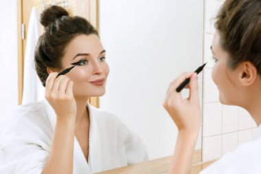 Genç kadın makyaj uygulamak onu beceri ile hayal kırıklığına