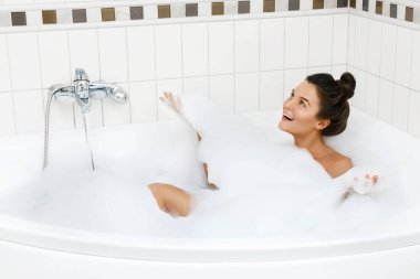 Genç ve güzel bir kadın ile bir köpük duş alıyor