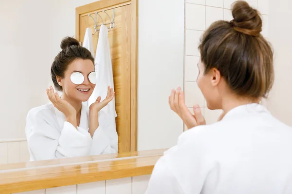 Mujer Quitando Maquillaje Con Almohadillas Algodón — Foto de Stock