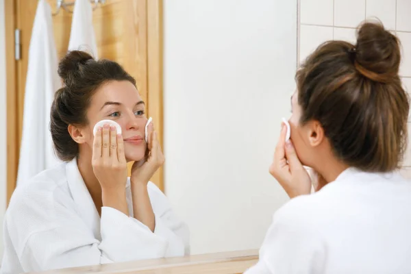 Ung Och Vacker Kvinna Att Tvätta Ansiktet Med Lotion Och — Stockfoto