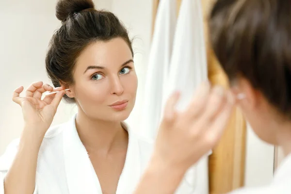 Frau Reinigt Ihre Ohren Mit Wattestäbchen Badezimmer — Stockfoto